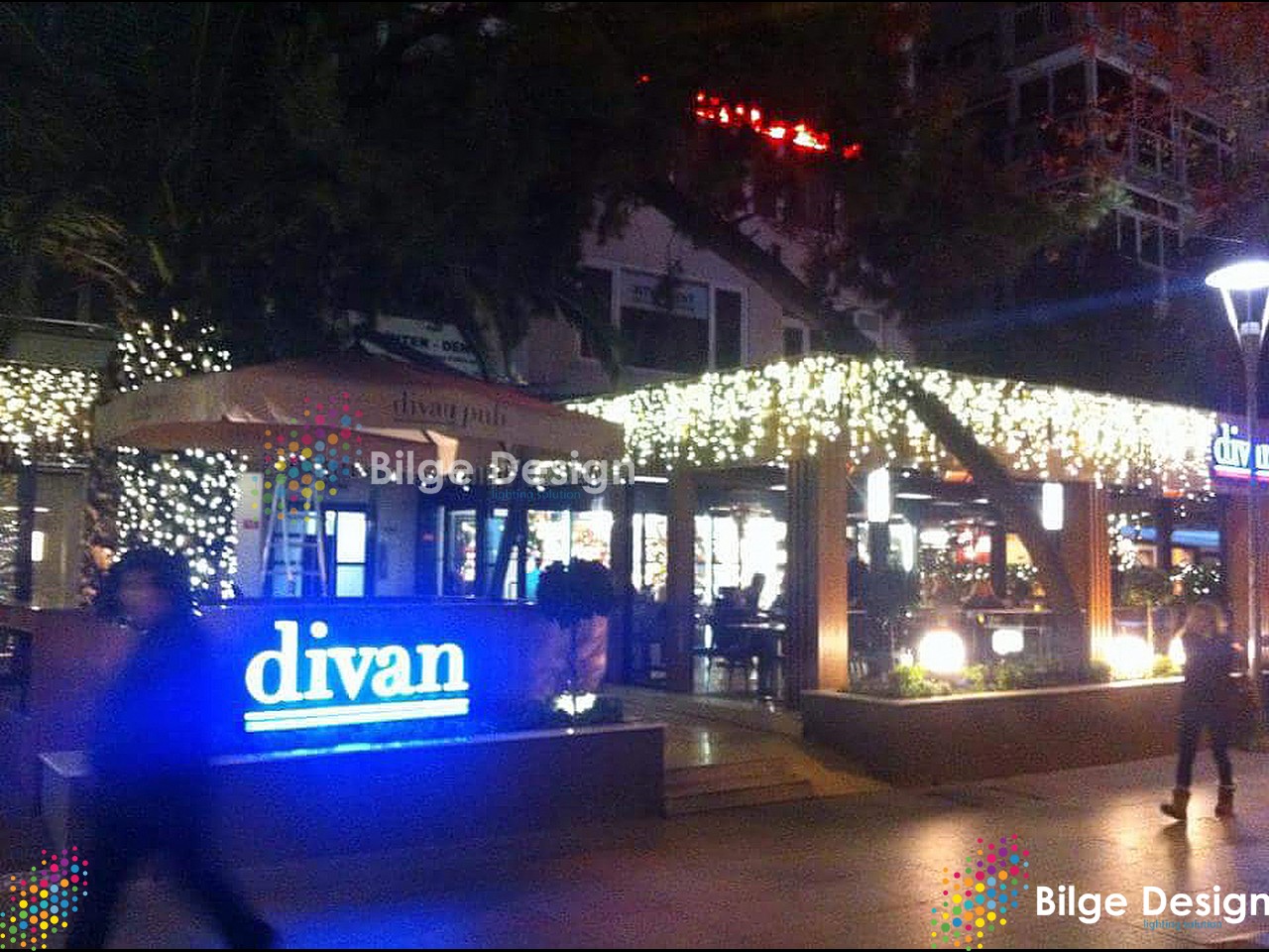 Divan Cafe Restaurant Saçak Led Ağaç ışıklandırması